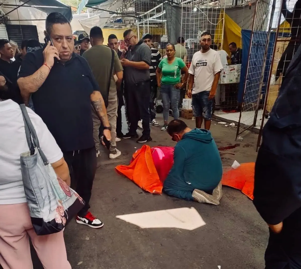 Personas que estaban en el lugar se sorprendieron ante el asesinato en Tepito. Foto: Ramón Ramírez