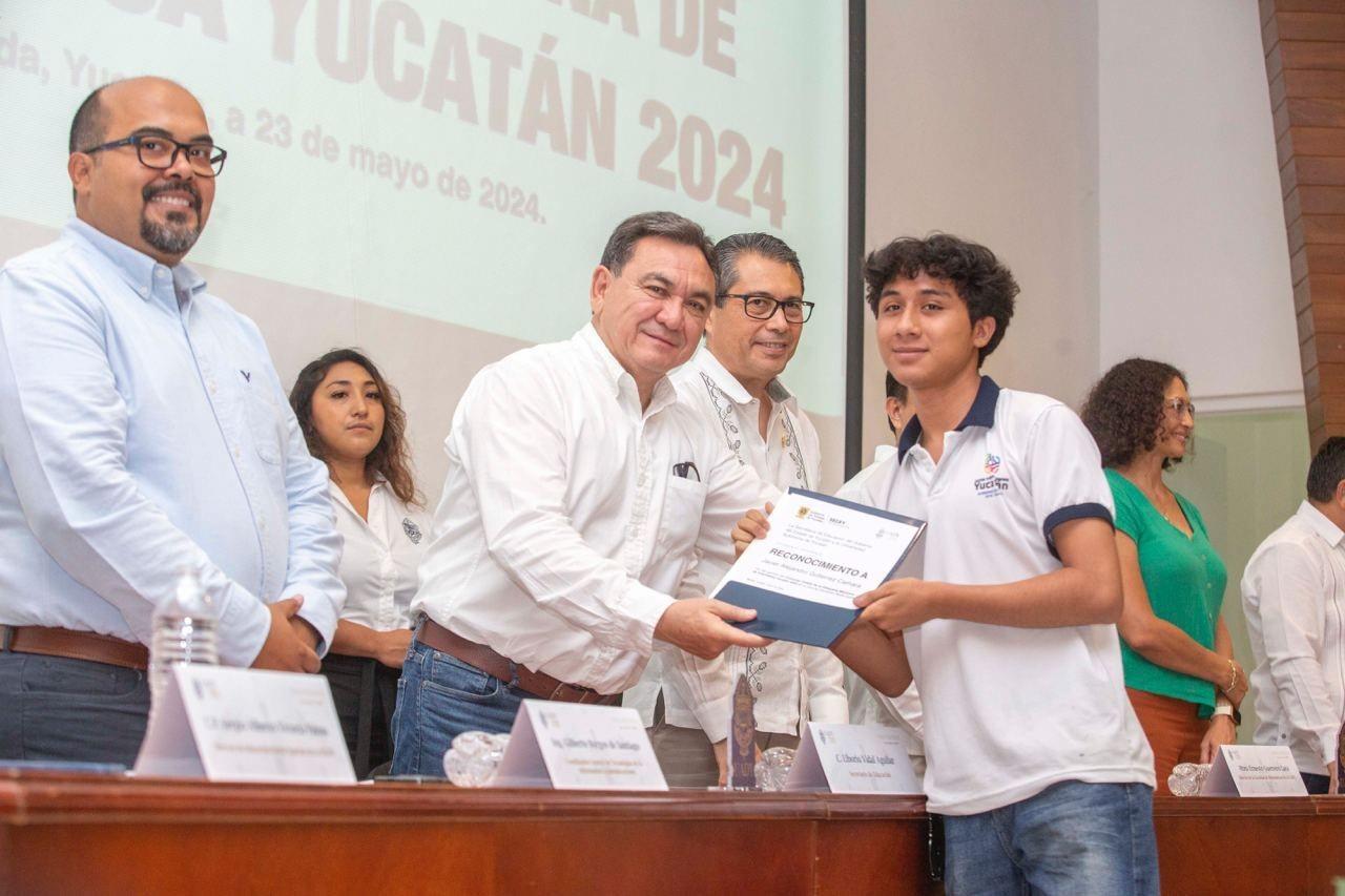 Entrega de reconocimiento a los 78 estudiantes ganadores de la Olimpiada Mexicana de Informática. Foto: SEGEY