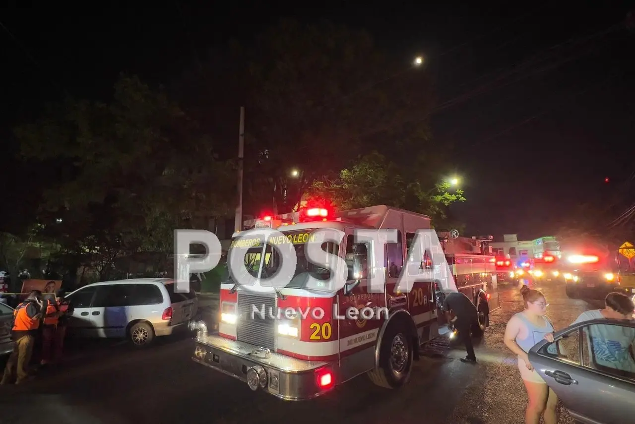 Camión de bomberos a las afueras del edificio de los condominios Constitución de Monterrey para sofocar el incendio. Foto: Raymundo Elizalde.