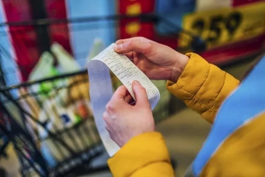 Una mujer preocupada por los precios al alza en un centro comercial con las compras y ante el alza de la inflación. Foto: POSTA Cdmx.