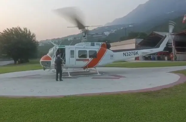 Usan helicóptero para combatir incendio forestal en sierra de Santiago