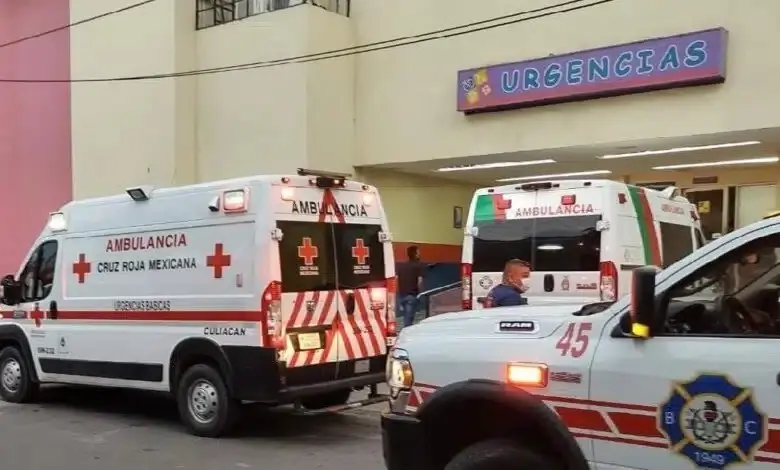 Ambulancias de la Cruz Roja afuera de un hospital llevando al joven que se había intoxicado presuntamente con la droga. Foto: Momento Chiapas.