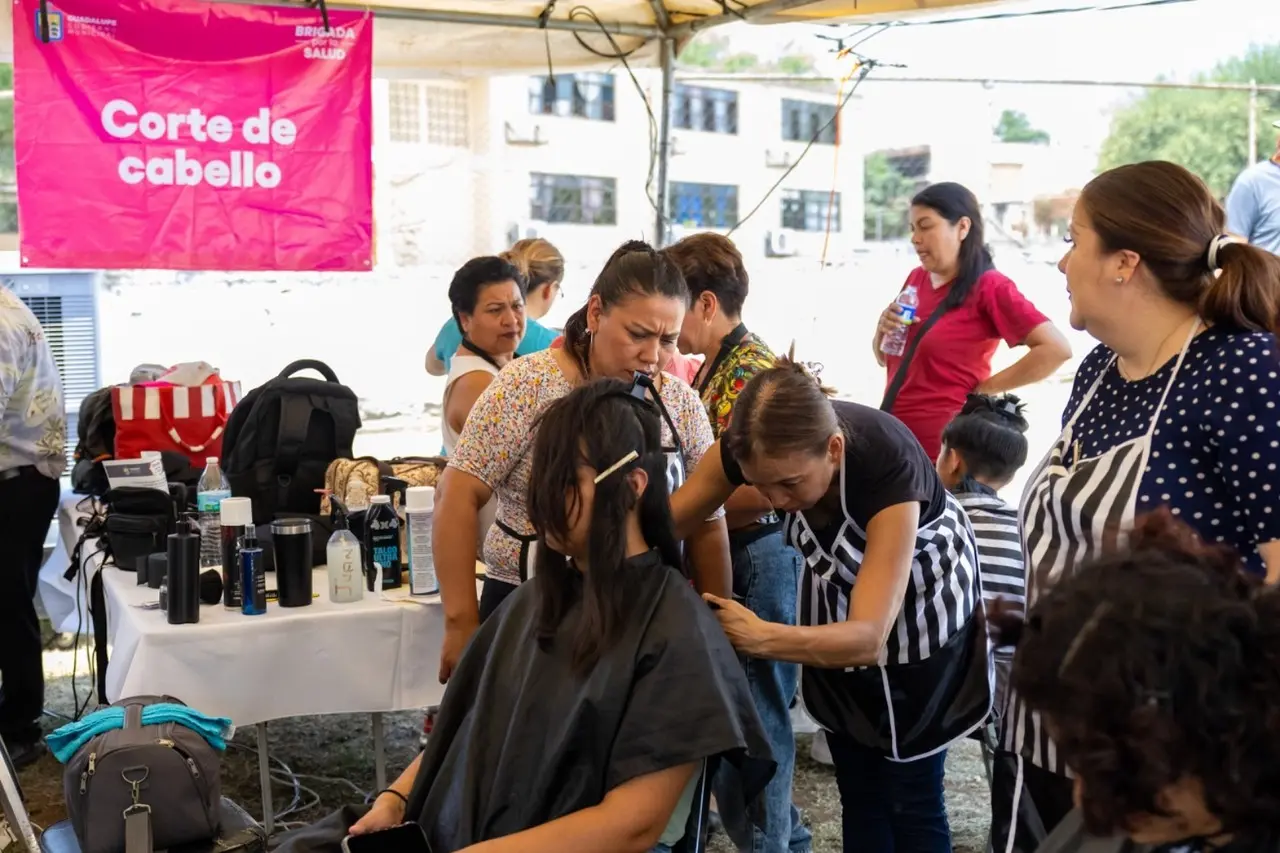 Mujer cortando cabello a joven en la Brigada por la Salud en el sector de Rancho Viejo. Foto: Gobierno de Guadalupe