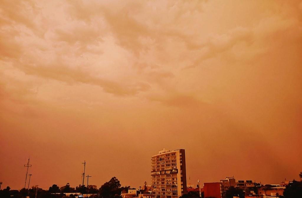 El cielo de la ciudad con colores rojos y naranjas. Foto: @Norajosue