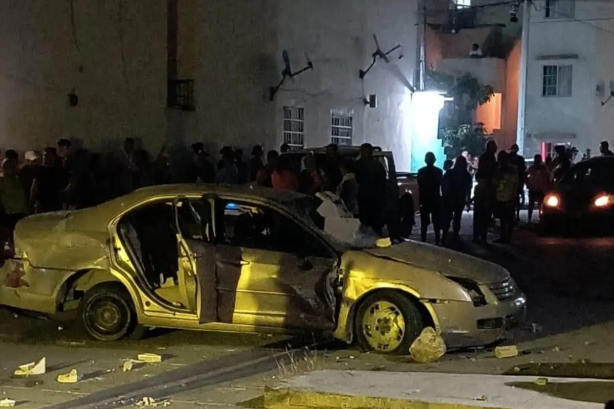 Al intentar huir, los presuntos delincuentes estrellaron el coche en el que viajaban. Foto: Ignacio Aceves