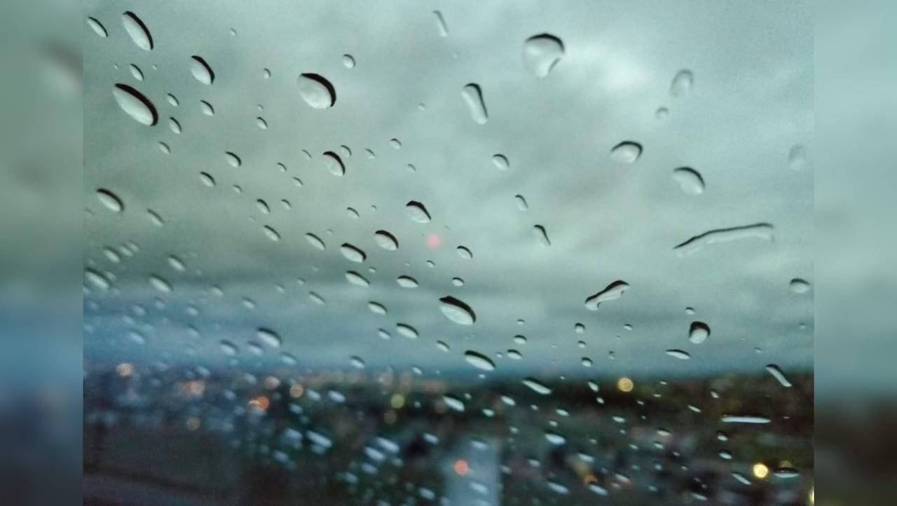 El parabrisas de un vehículo tras una tarde de lluvias en la ciudad de Durango. Foto: Sergio Frías.