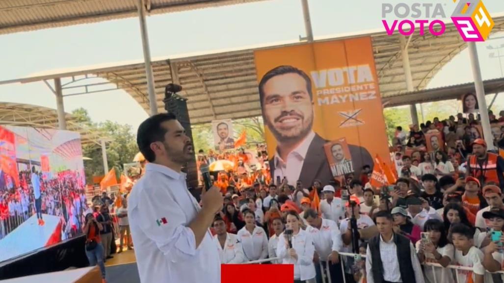 Jorge Máynez realiza minuto de silencio por las víctimas de NL, en Colima