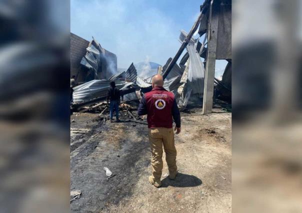 Sofocan incendio en planta recicladora en Toluca tras 12 horas de trabajo