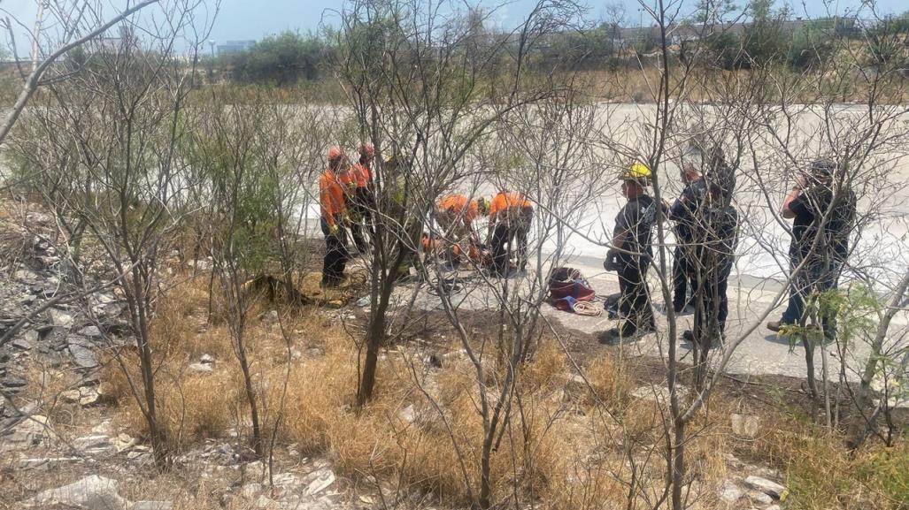 Rescatan a hombre que cae en arroyo en Santa Catarina