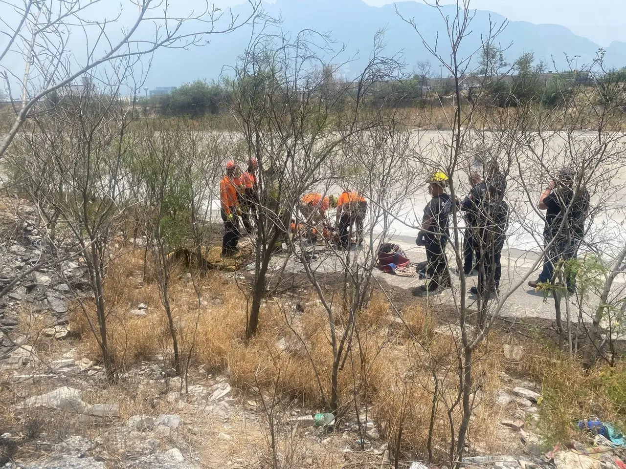 Protección Civil atendió a un hombre al caer en un arroyo. Foto. PC NL