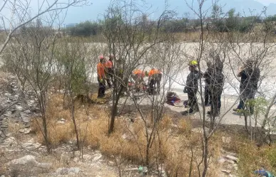 Rescatan a hombre que cae en arroyo en Santa Catarina