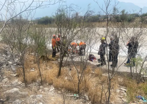 Rescatan a hombre que cae en arroyo en Santa Catarina