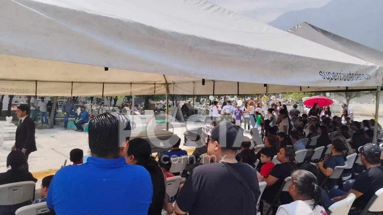 Sepelio de Alejandro Gámez y José de Jesús, de 11 años, padre e hijastro que perdieron la vida en el evento de Lorenia Canavati. Foto. Jorge López