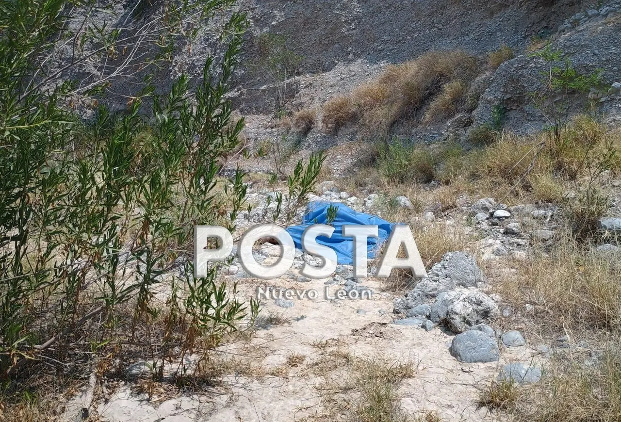 Cuerpo de mujer cubierto con una sabana azul en un barranco en Hidalgo, Nuevo León. Foto: Raymundo Elizalde