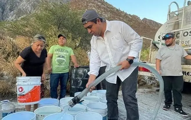 Jesús Nava pausa campaña para restablecer suministro de agua en Santa Catarina