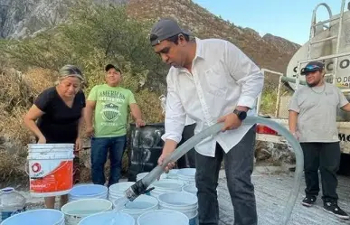 Jesús Nava pausa campaña para restablecer suministro de agua en Santa Catarina