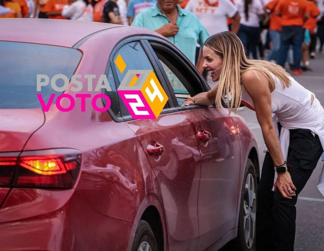 Mariana Rodríguez saludando a un ciudadano que estaba en su auto. Foto: Mariana Rodríguez.