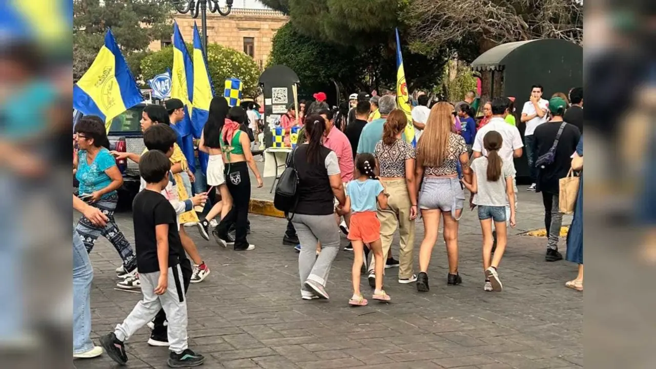 Duranguenses se dan cita en el centro de la ciudad para celebrar el bicampeonato del América. Foto: Marisela Valadez.