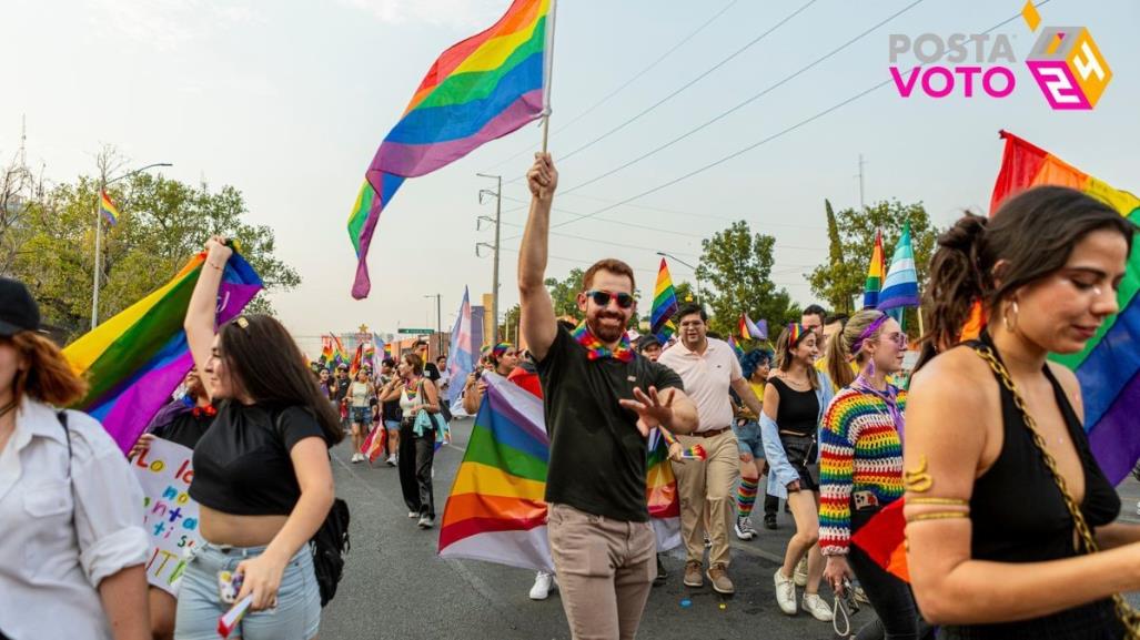 Mauricio Cantú asiste a marcha de la Comunidad LGBTTTIQ+ en Monterrey