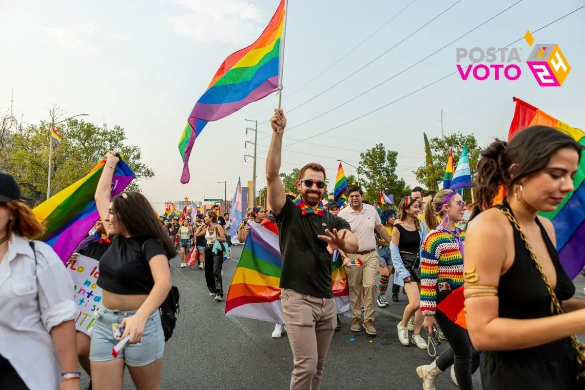 Mauricio Cantú, candidato a la alcaldía de Monterrey, asistiendo a la marcha del Orgullo. Foto: Morena Nuevo León