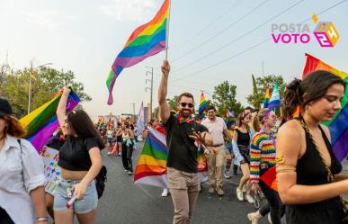 Mauricio Cantú asiste a marcha de la Comunidad LGBTTTIQ+ en Monterrey