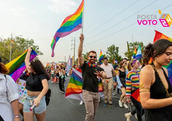 Mauricio Cantú asiste a marcha de la Comunidad LGBTTTIQ+ en Monterrey