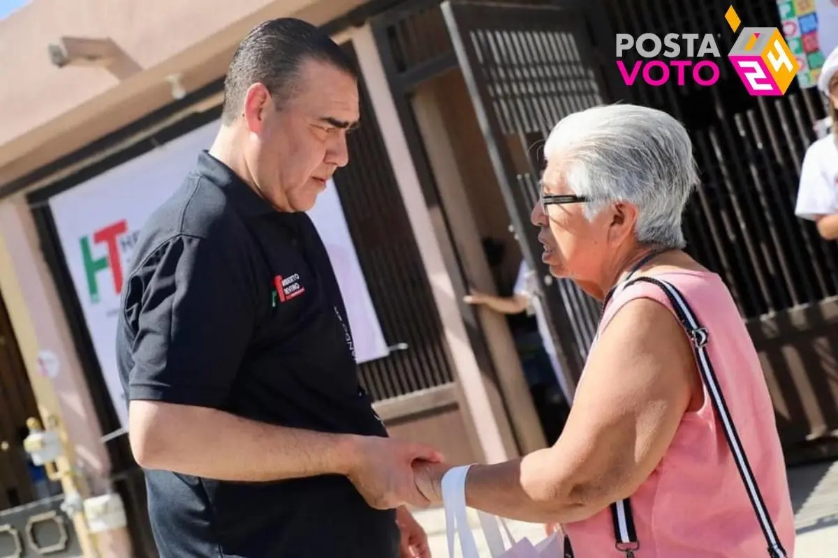 Heriberto Treviño Cantú, candidato a Diputado local por el Distrito 22, saludando a una vecina de Juárez. Foto: Coalición Fuerza y Corazón por Nuevo León