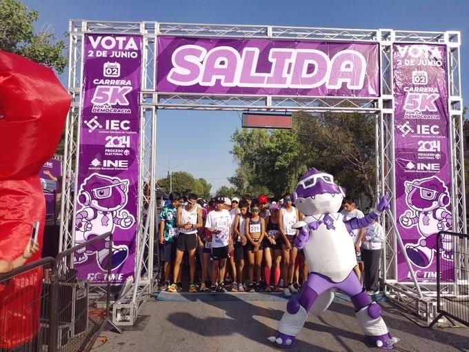 Realiza IEC carrera 5k por la Democracia en Saltillo