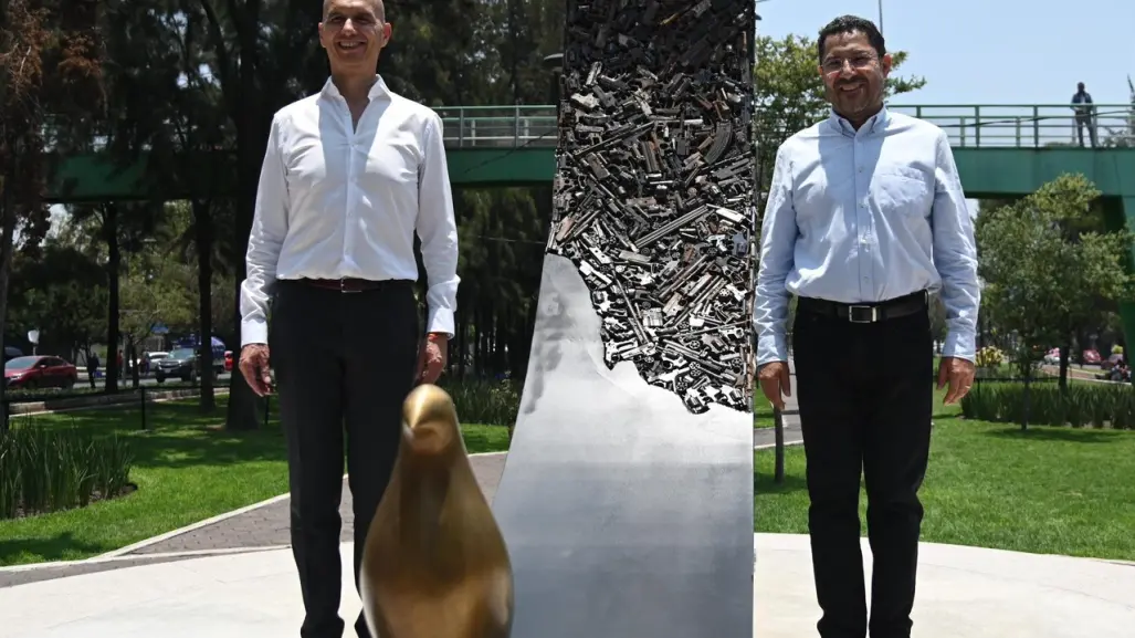 Martí Batres presenta monumento de Paz creado con armas de fuego trituradas