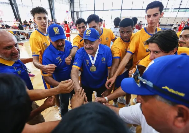 Rector UANL Santos Guzmán López apoya a los Tigres en Aguascalientes