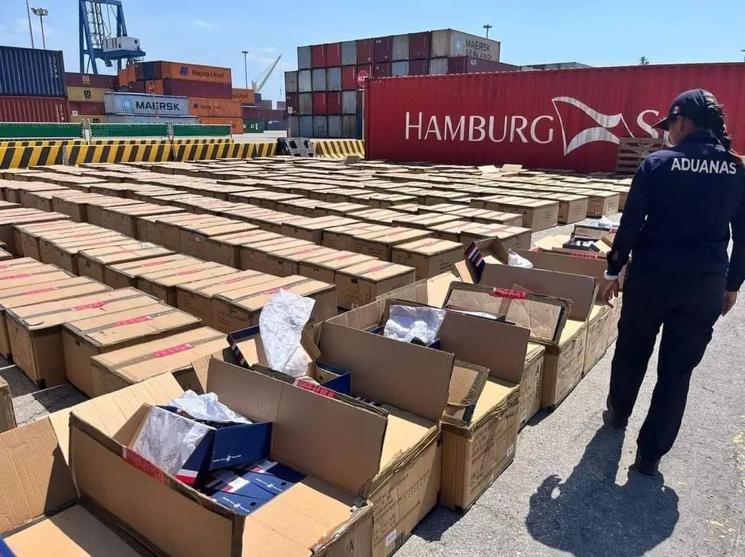 Los zapatos fueron hallados en 400 cajas que eran transportadas en un contenedor con la bandera de Portugal Foto: Cortesía