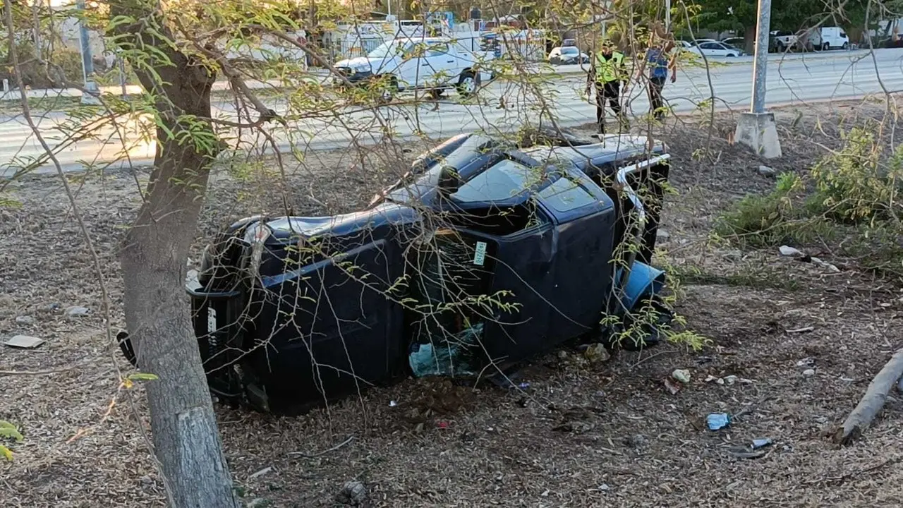 La camioneta quedó de cabeza. Foto: Redes sociales