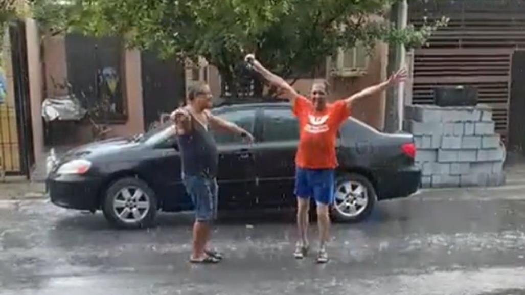 Bailan regios al ritmo de Los Mier por lluvia y granizada (VIDEO)