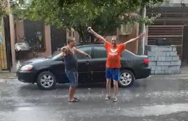 Bailan regios al ritmo de Los Mier por lluvia y granizada (VIDEO)