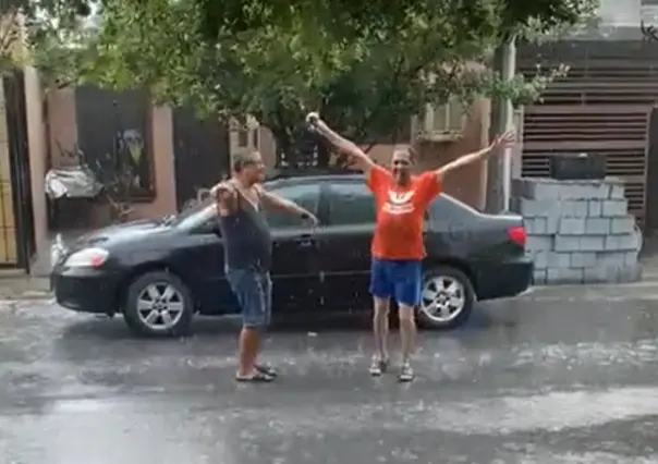 Bailan regios al ritmo de Los Mier por lluvia y granizada (VIDEO)