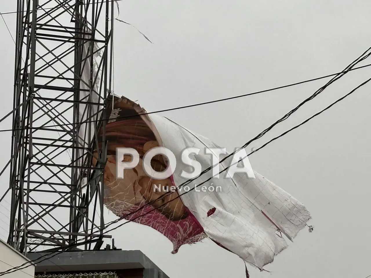 Las ráfagas de viento derribaron varios carteles Foto: Diego Beltrán/POSTA Nuevo León