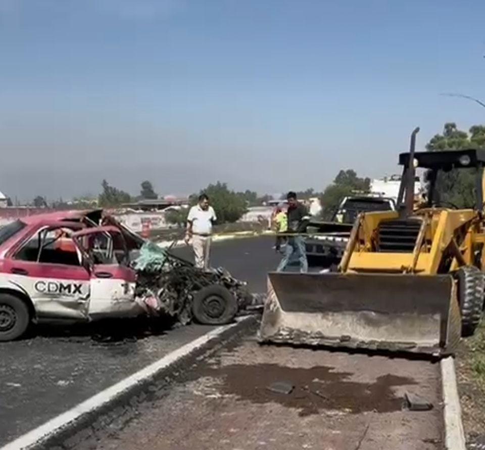 La mujer que murió viajaba como acompañante , por el impacto quedó prensada entre los fierros del auto. Foto: TeotiMex Noticias