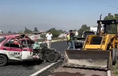 Destroza taxi en choque, muere una mujer