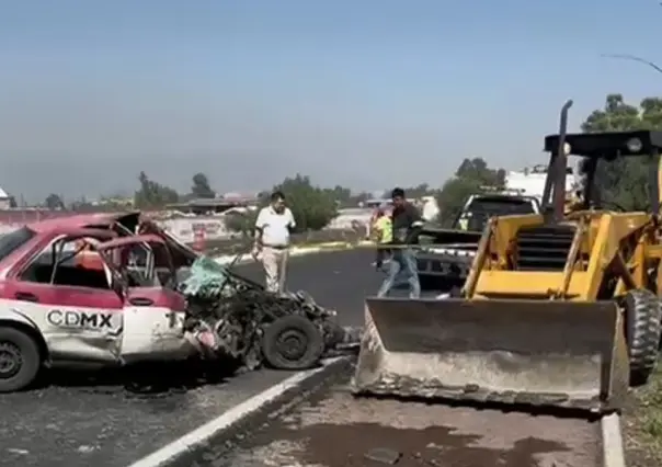 Destroza taxi en choque, muere una mujer