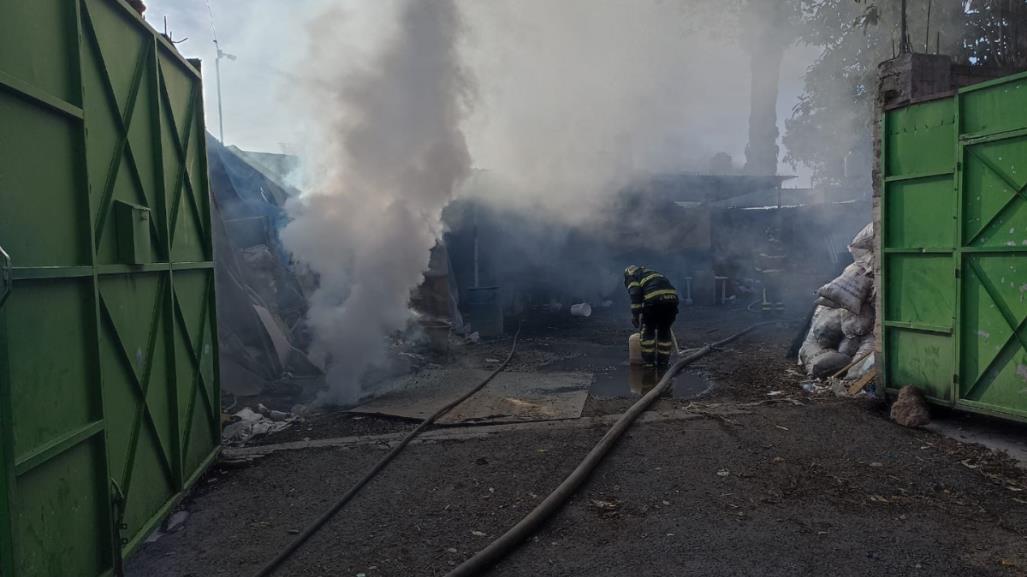 Arde bodega de desperdicios industriales en Tláhuac, no hay heridos