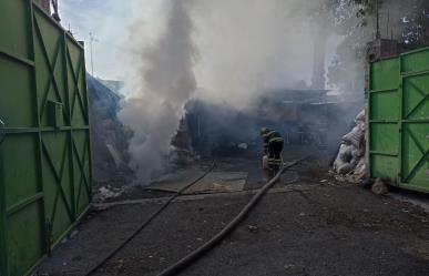 Arde bodega de desperdicios industriales en Tláhuac, no hay heridos