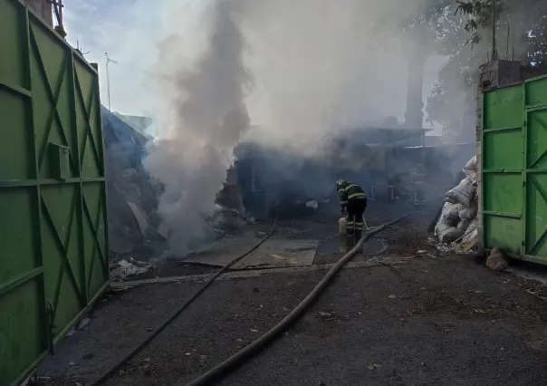 Arde bodega de desperdicios industriales en Tláhuac, no hay heridos