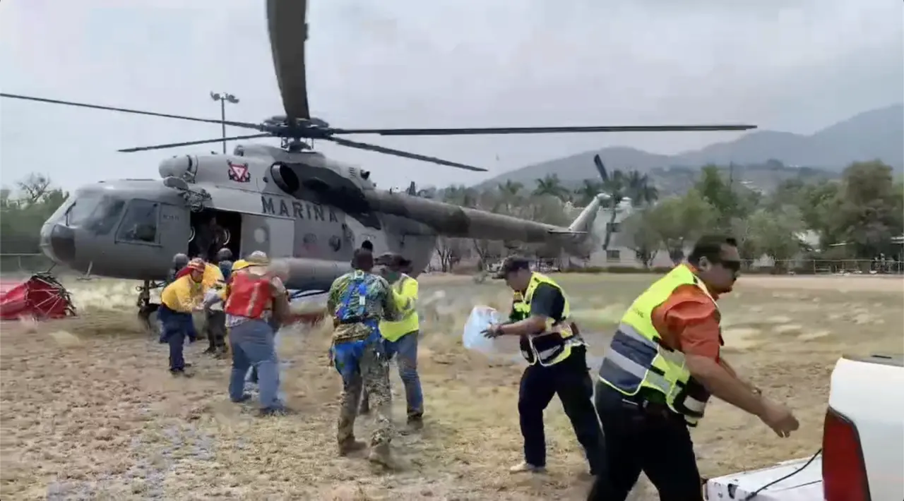 Helicóptero de SEMAR que participó en las contención del incendio en el Cañón del Novillo. Foto: Captura de Pantalla