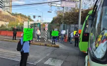 Usuarios de transporte público cierran vialidad, exigen unidades de RTP