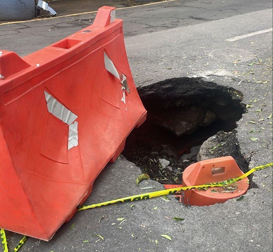 ¡Aparece socavón en la San Rafael! Vecinos temen hundimiento