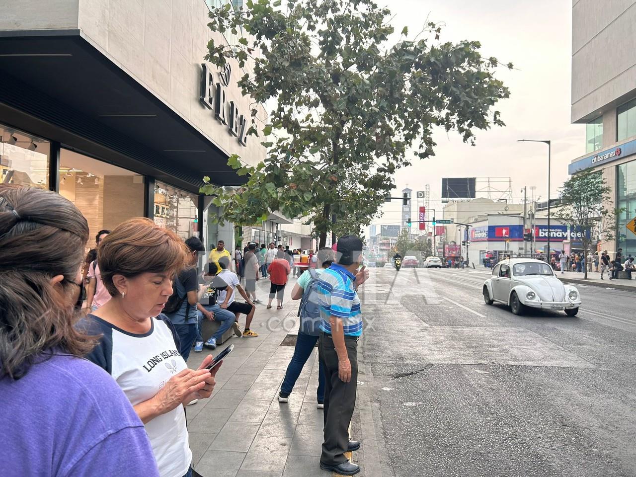 Calor y lluvia se dejan sentir en calles de Nuevo León. Foto. Rosy Sandoval