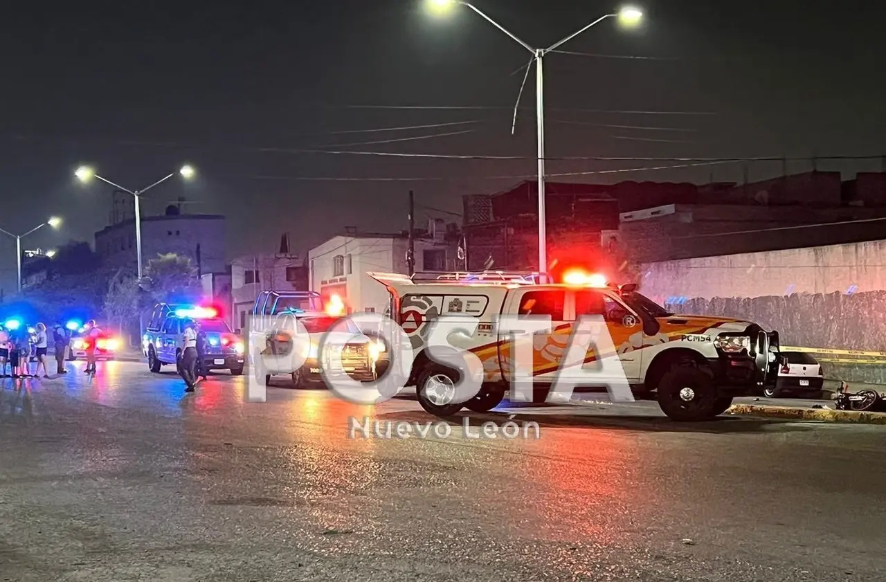 Elementos de la policía de Monterrey y tránsito local cerrando la zona del accidente vial. Foto: Raymundo Elizalde.