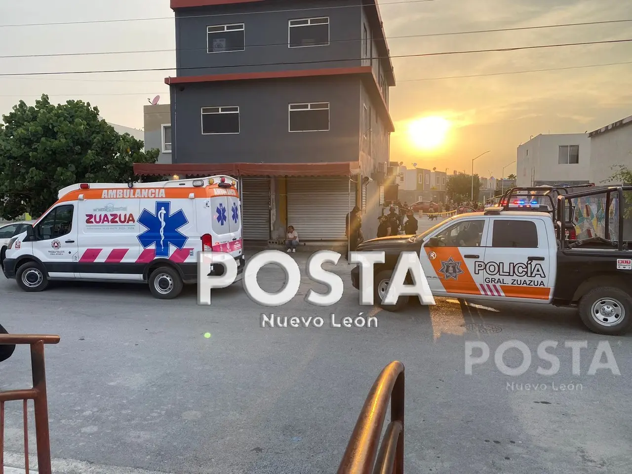 Según testigos son 3 hombres, armados y con capicúas quienes llegan en un auto Nissan Sentra color rojo y disparan contra un grupo de personas. Foto: Raymundo Elizalde.