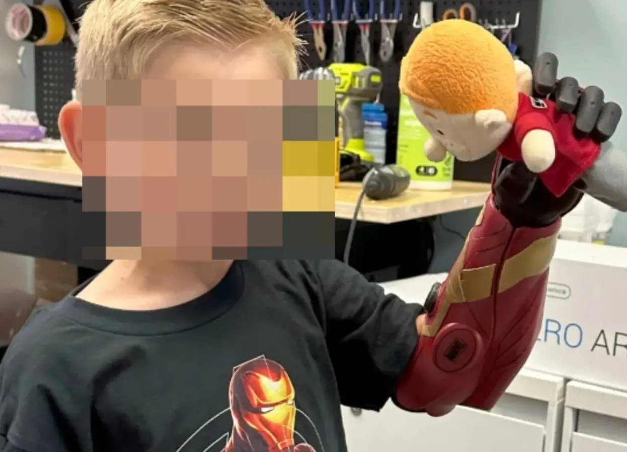 El pequeño Jordan con su prótesis de Iron Man en el brazo izquierdo. Foto: The New York Post.