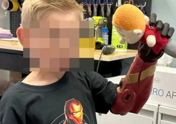 ¡Iron Kid! Niño de 5 años utiliza brazo biónico